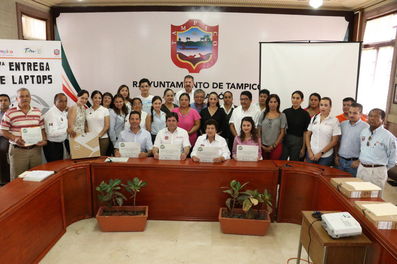 Microempresarios locales reciben laptops por parte del Ayuntamiento 