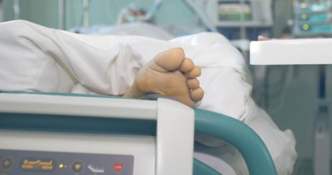 Detienen a empleado de hospital por chupar los pies de un paciente