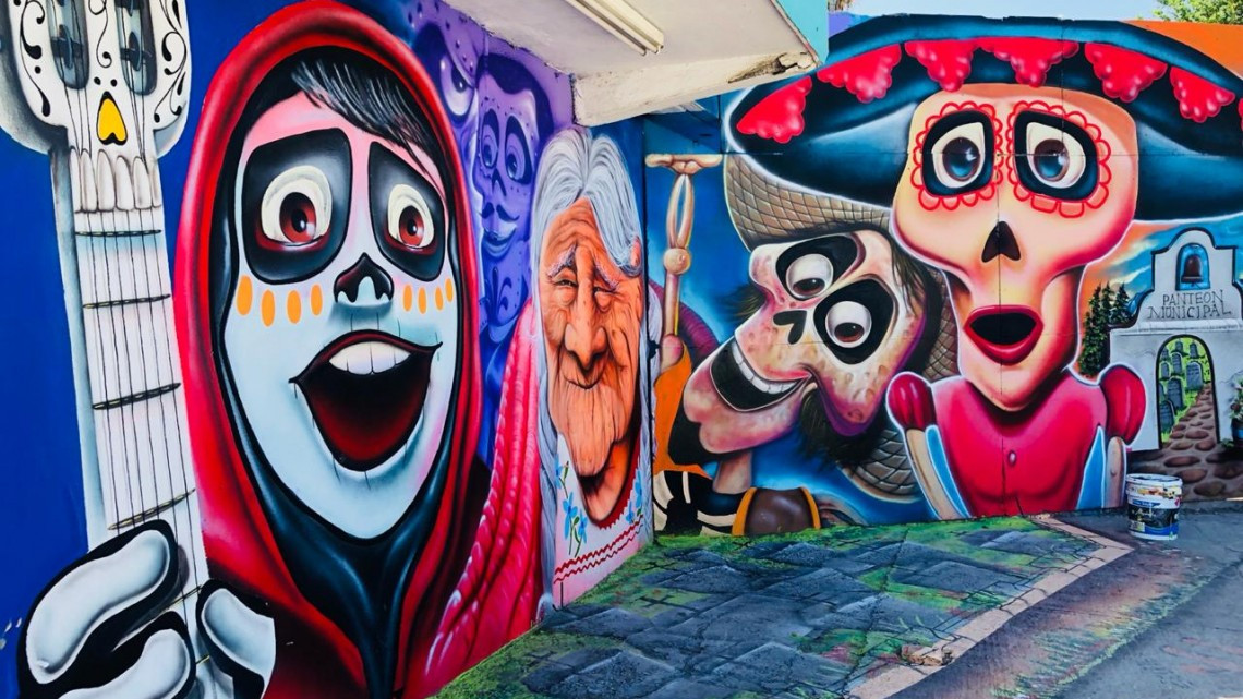 Pintan mural de la película de Coco en Matamoros