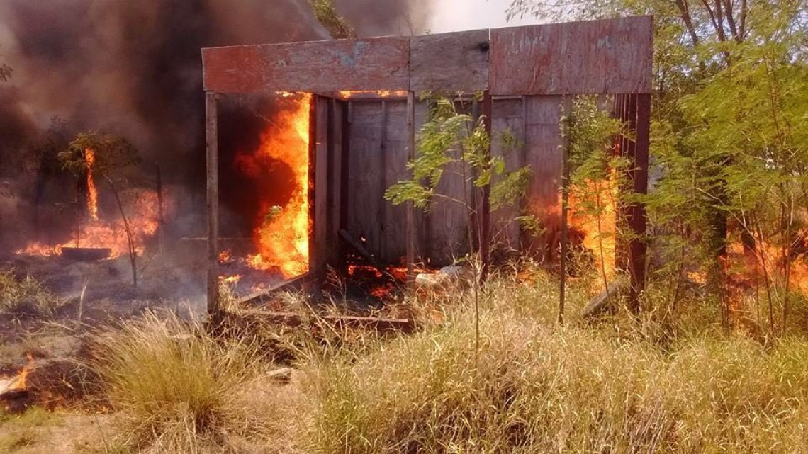 Incendio consume autos yonqueados 