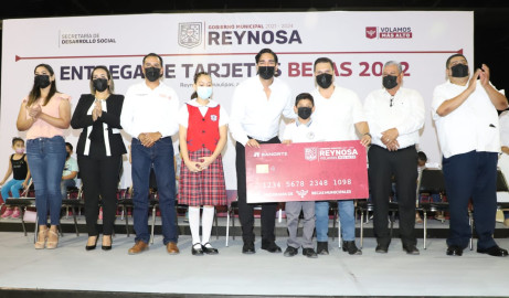 Entregó Alcalde Carlos Peña Ortiz tarjetas de Becas 