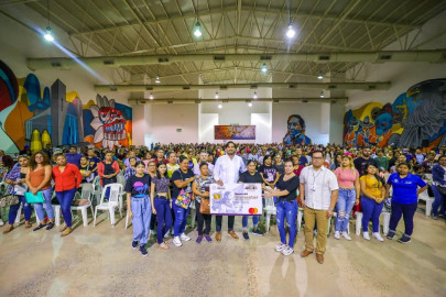 Cumplen Gobiernos de transformación con entrega de Becas Rita Cetina