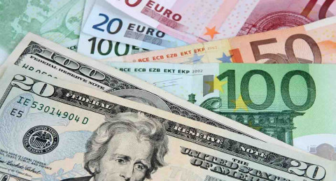 Euro cae a mínimo; se aproxima a la paridad con el dólar por primera vez en 20 años 