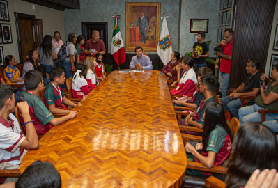 Felicitan a niñas, niños y adolescentes campeones estatales en atletismo