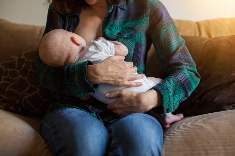 Pediatras de EU retiran la recomendación de que las madres con VIH no deben amamantar