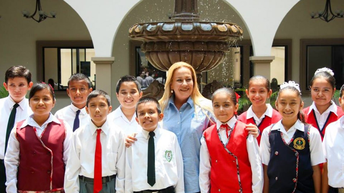 Alcaldesa de Altamira reafirma su compromiso con la educación