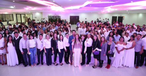 Entregan Marsella y Mario actas de Matrimonios Colectivos