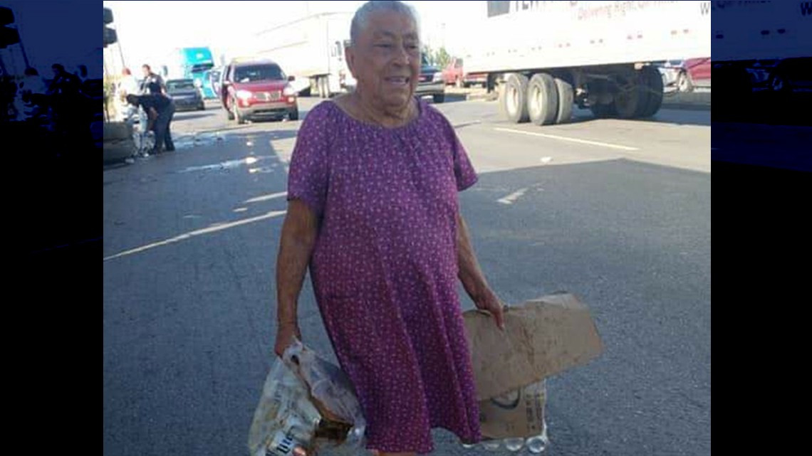 Pobladores roban cervezas de camión volcado en Nuevo Laredo