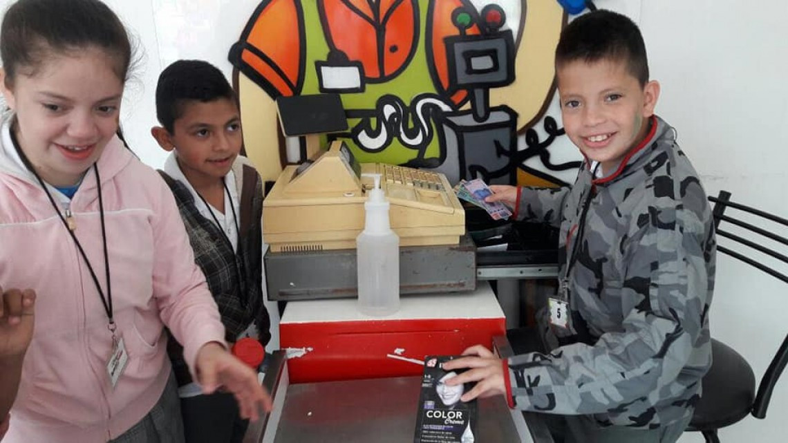 Visitan pequeños "Ciudad de las Familias Felíces"