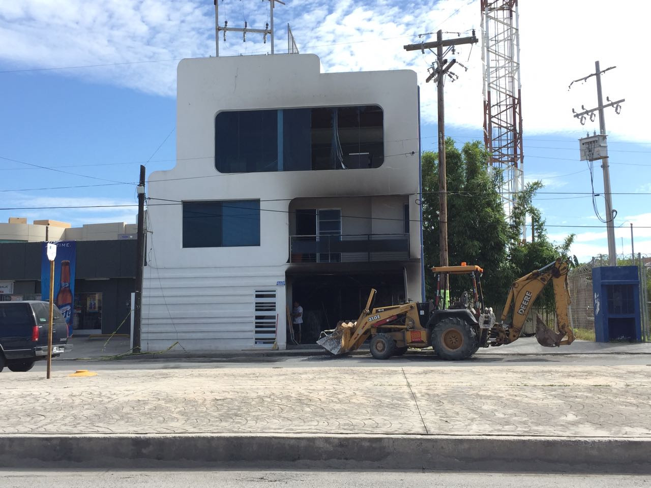 Estalla artefacto en un edificio comercial 
