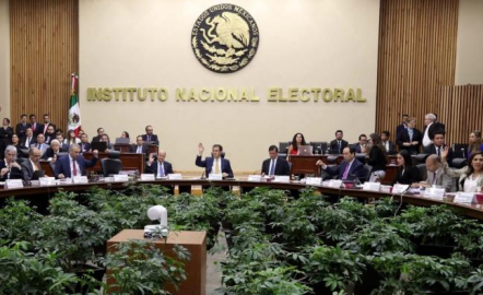 Ordenan retirar llamadas contra Morena