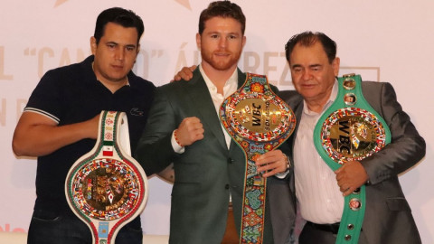 Recibe 'Canelo' Álvarez el cinturón verde y oro del CMB