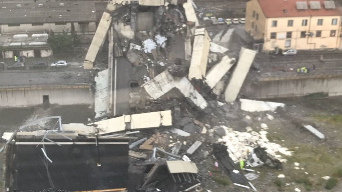Al menos 22 muertos por el derrumbe de un puente en Génova, Italia