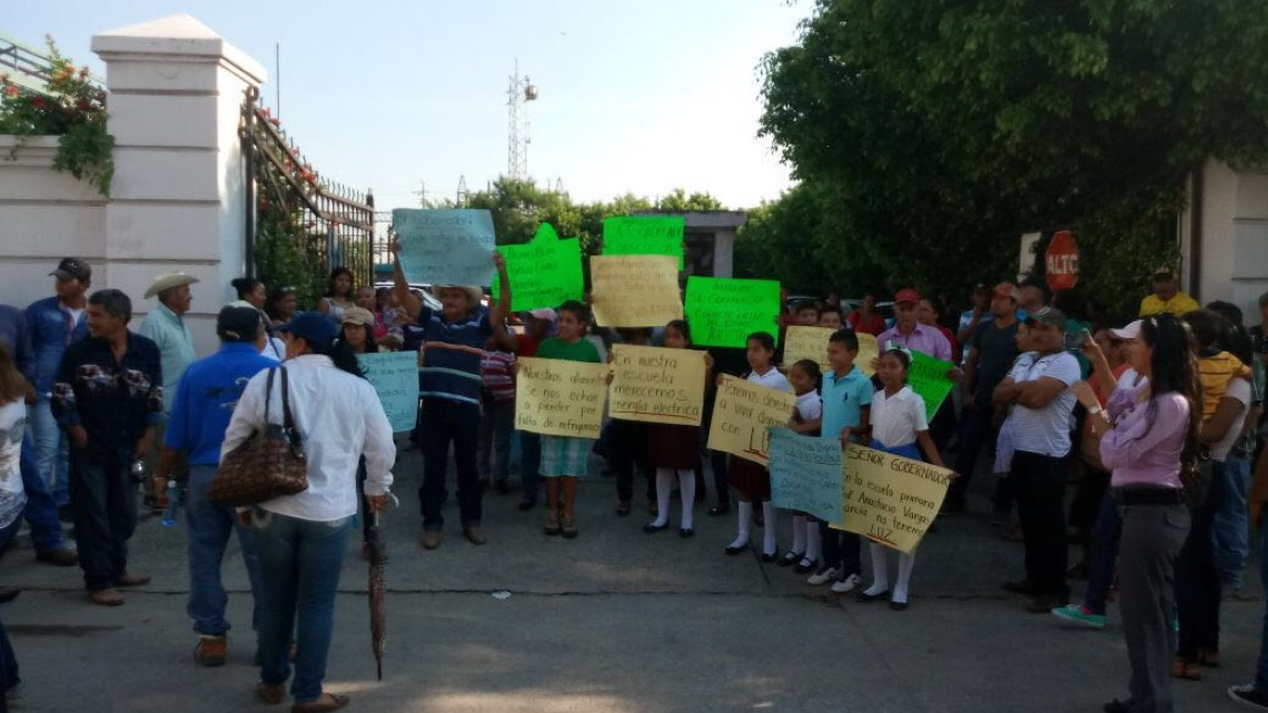 Habitantes del Tamesí hacen plantón en CFE exigen servicio a luz