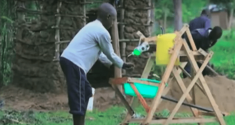 Niño crea lavamanos para combatir el COVID-19 en su familia 