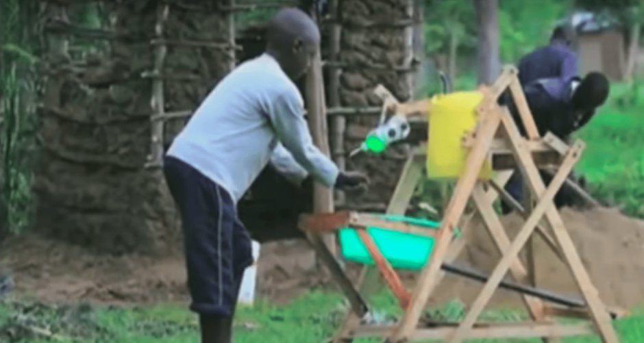 Niño crea lavamanos para combatir el COVID-19 en su familia 