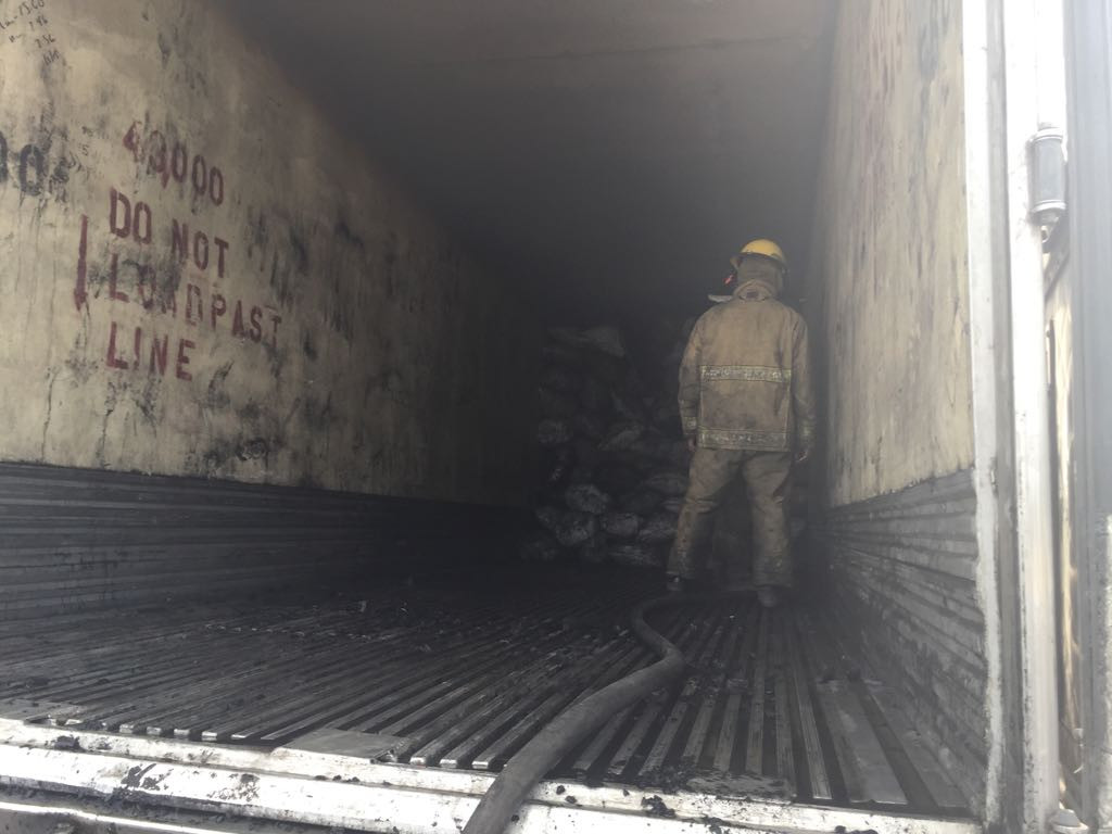 "No se hará la carnita asada", se incendia camión con carbón