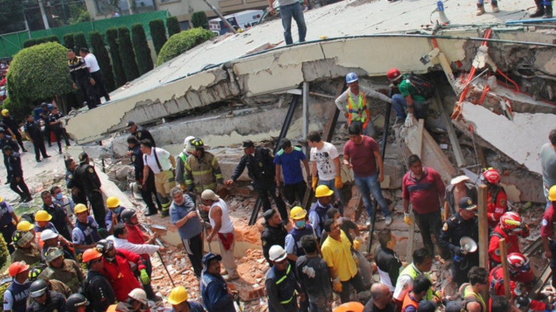 Rescatan a Frida Sofia de escombros del colegio Enrique Rébsamen