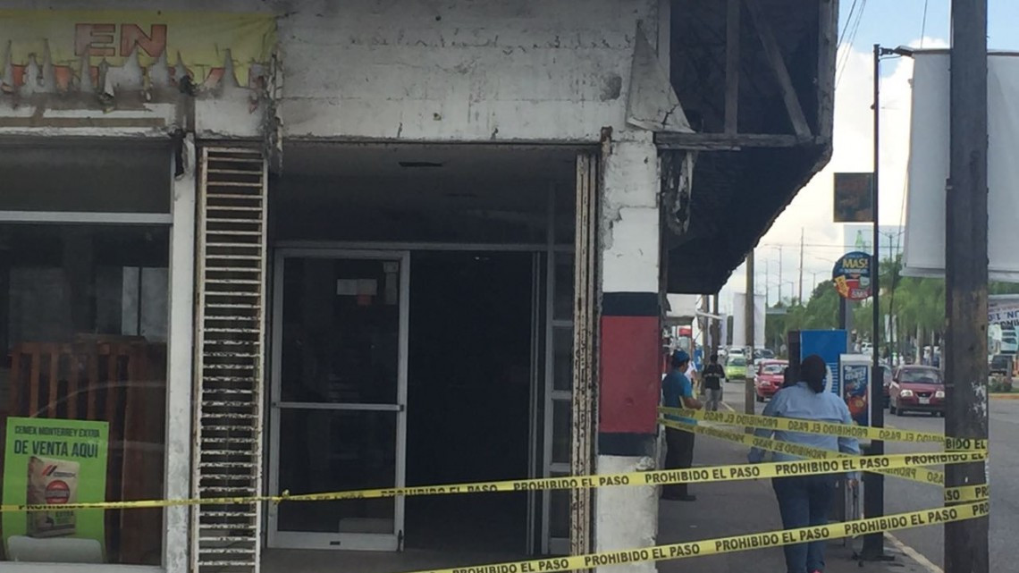 Cae loza de vetusto edificio en zona centro de Madero