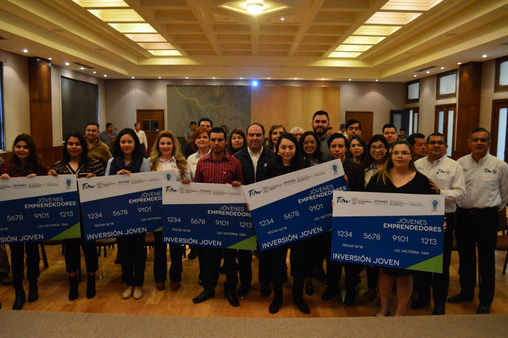 Estado entrega apoyos a jóvenes emprendedores