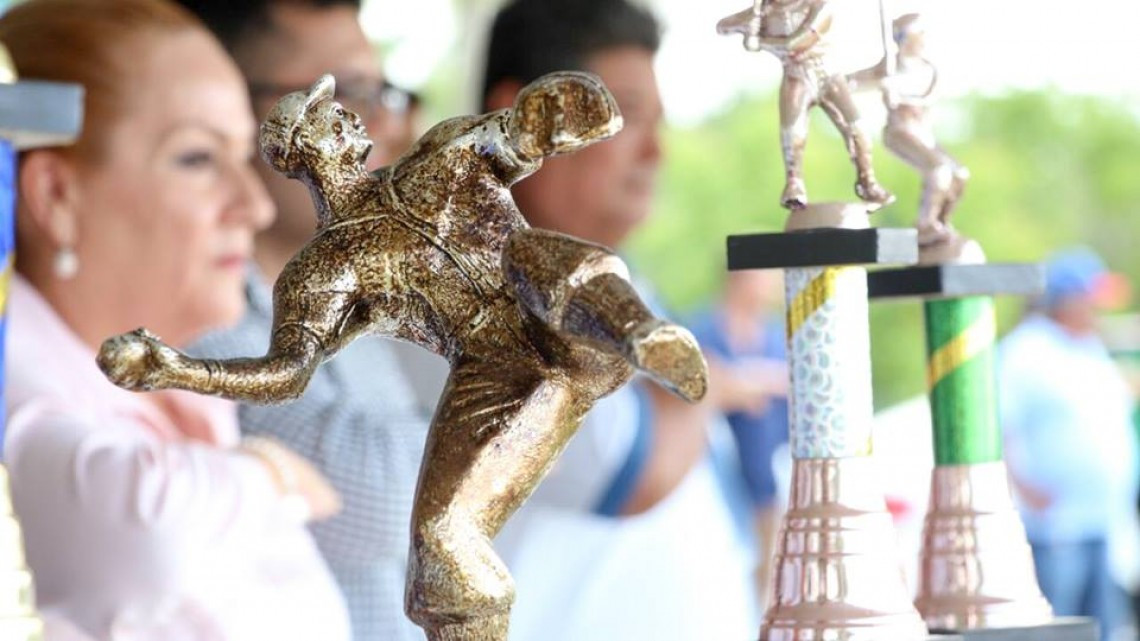 Amparán Cruz asiste y preside torneos de Beisbol