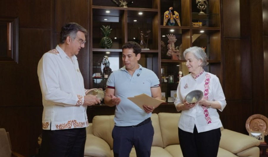 Reciben Américo y María piezas bendecidas por el Vaticano para la Virgen monumental de El Chorrito