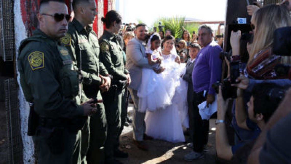 Abren frontera entre México y EU para familias