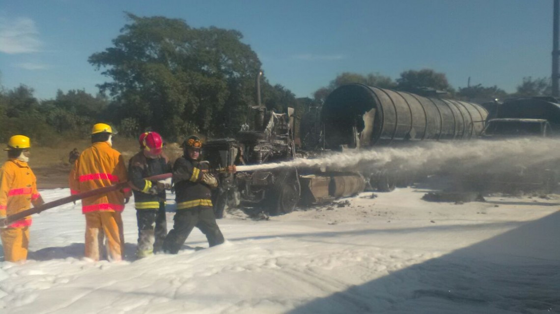 Fuego consume 4 pipas con excedente de diesel