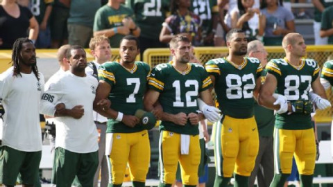 Aaron Rodgers invita a la afición a unirse a protestas