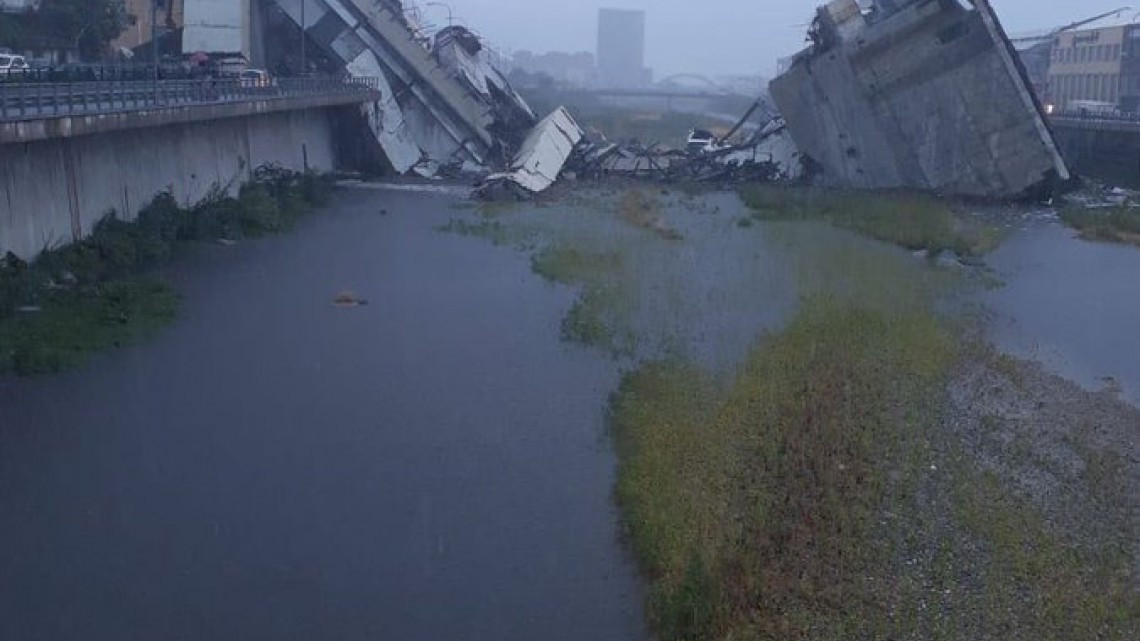 Al menos 22 muertos por el derrumbe de un puente en Génova, Italia
