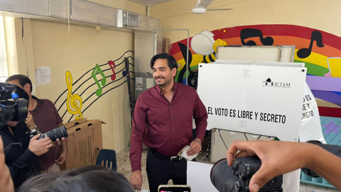 Emiten su voto candidatos, Carlos Peña Ortiz y Maki Ortiz Domínguez