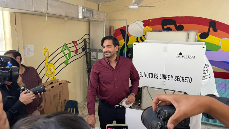 Emiten su voto candidatos, Carlos Peña Ortiz y Maki Ortiz Domínguez