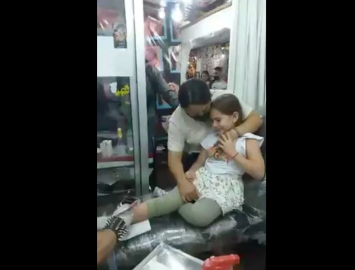 Padres llevan a su hija de 7 años a tatuar 
