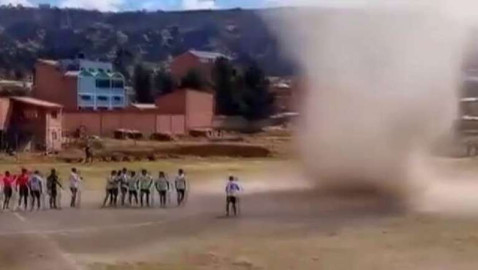 Enorme remolino interrumpe un partido de fútbol y ‘se traga’ al árbitro