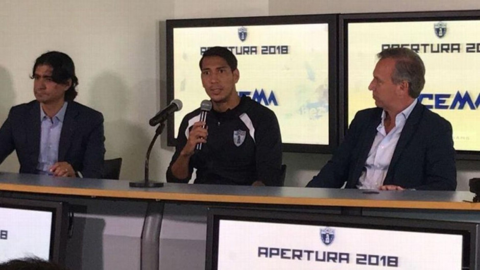 Pachuca presenta a su refuerzo Leonardo Ulloa