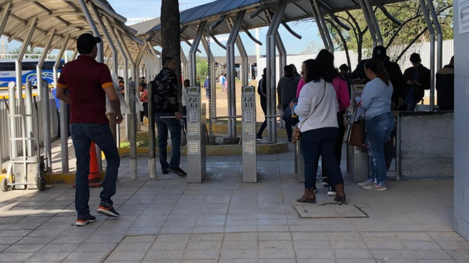 Inicia semana con largas filas en puentes internacionales