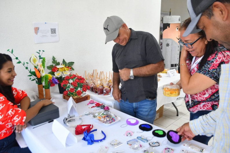 Contribuye SSPT a la reinserción social de mujeres privadas de la libertad mediante venta de productos que elaboran