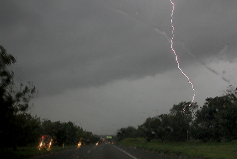 Lesiona rayo a cuatro personas en Guerrero