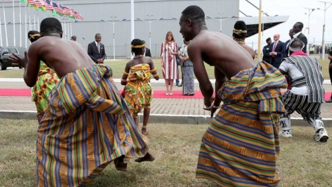 Inicia gira de Melania por África