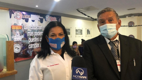 Asociaciones civiles entregan televisores a alumnos de bajos recursos.