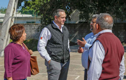 Adrián Oseguera atiende necesidades de instituciones educativas