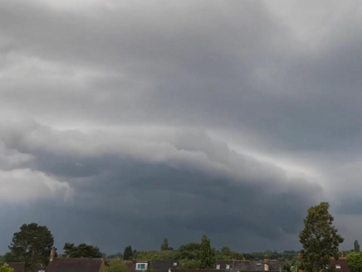 Así el increíble cielo de Reino Unido durante una tormenta