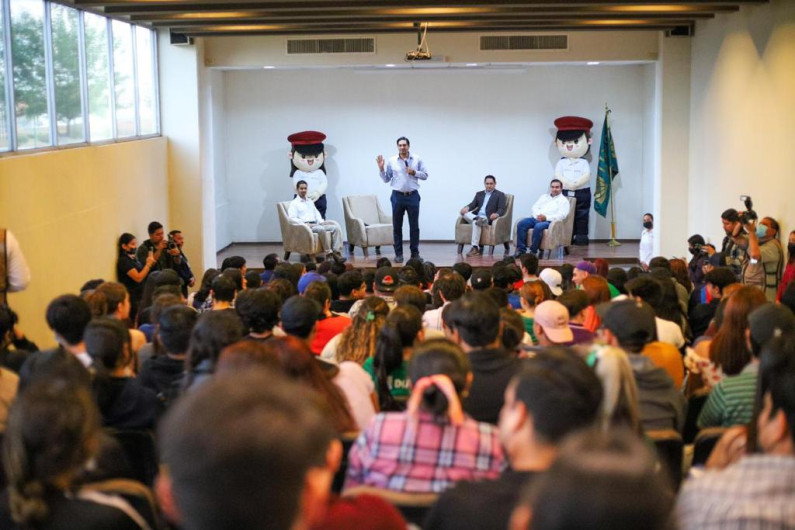 Escucha y atiende Carlos Peña Ortiz a universitarios del IIES