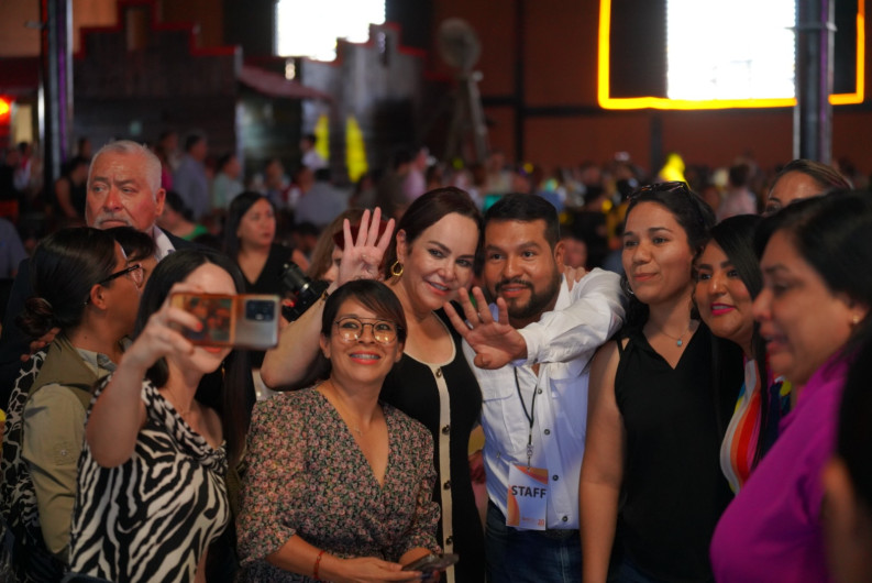 Magisterio de Nuevo Laredo da respaldo a Camen Lilia Canturosas