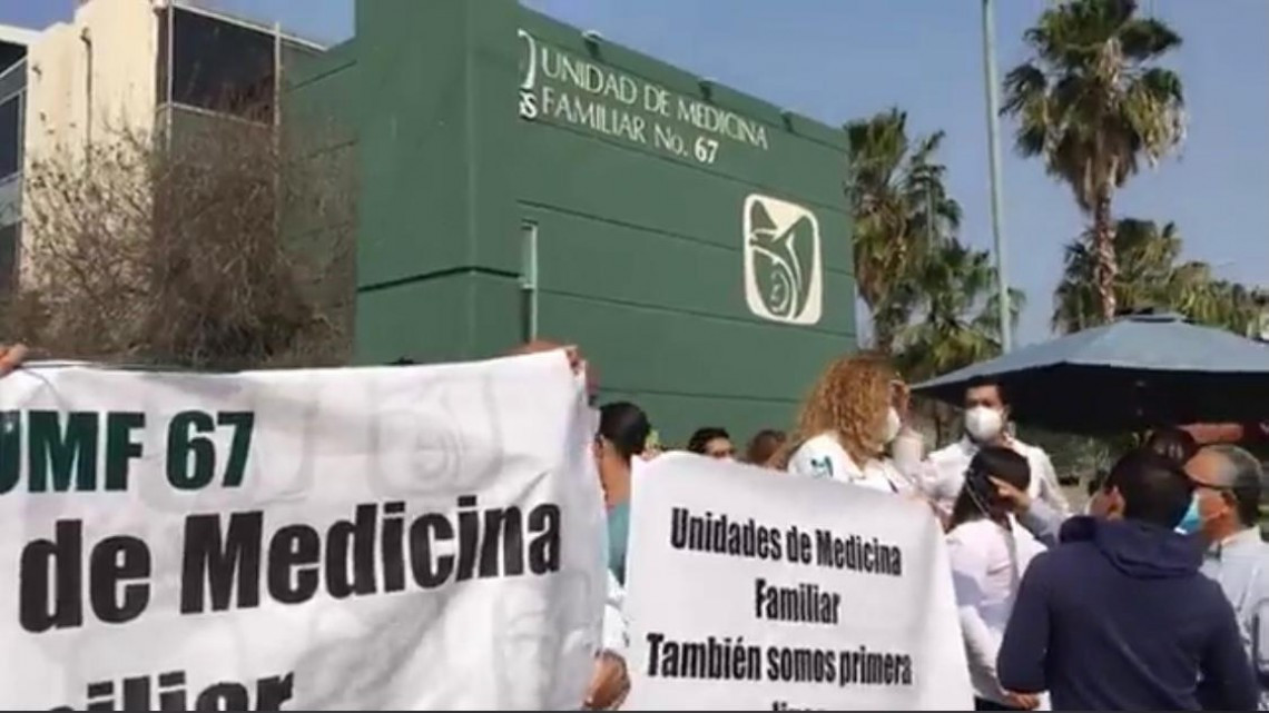 Personal médico del IMSS protesta por no ser vacunados contra el COVID-19 