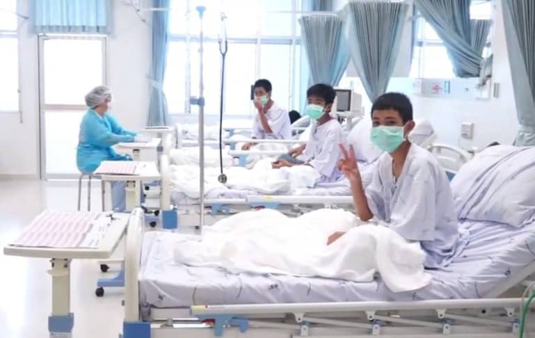 Primeras imágenes de los niños rescatados en Tailandia desde el hospital 