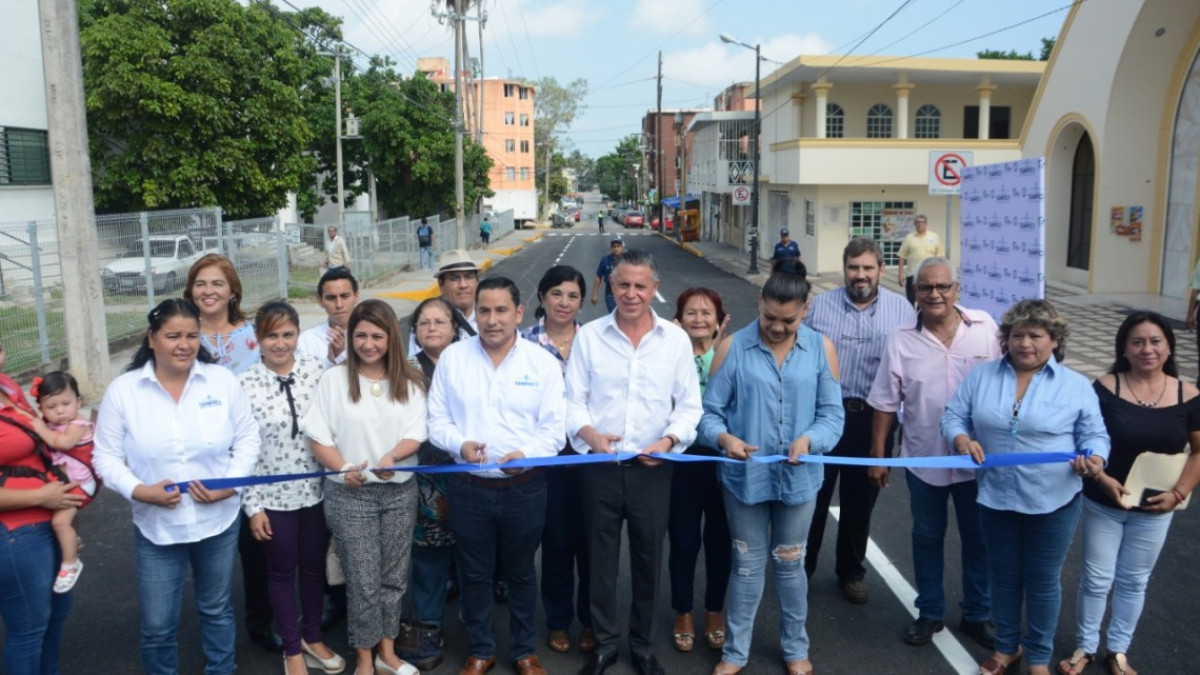 Entrega Chucho Nader nueva obra de reencarpetado de calle