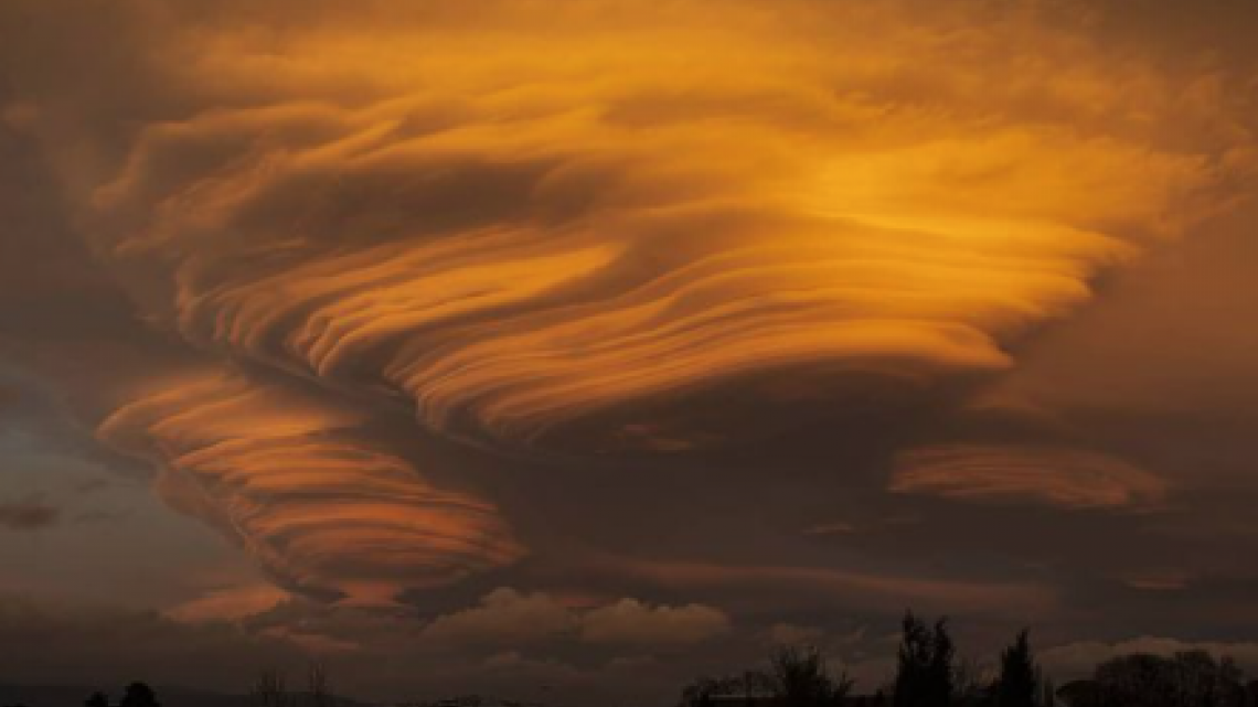 Gran nube lenticular se origina sobre una ciudad francesa