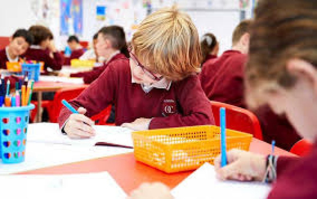 Analiza Gran Bretaña reabrir las escuelas en septiembre