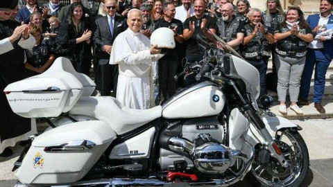 Una BMW papal: la moto de León XIV que recauda fondos para niños en África